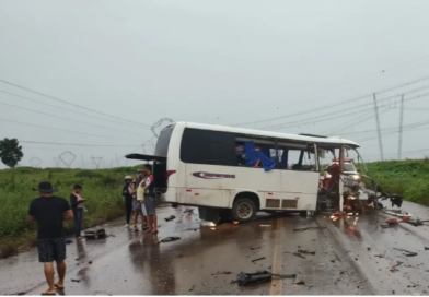 ACIDENTE ENTRE MICRO-ÔNIBUS E CAMINHÃO DEIXA 11 MORTOS NO PARÁ