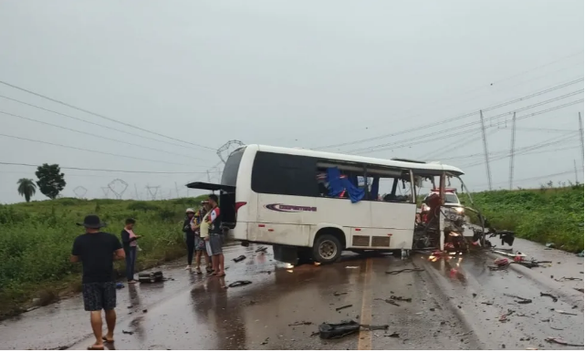 ACIDENTE ENTRE MICRO-ÔNIBUS E CAMINHÃO DEIXA 11 MORTOS NO PARÁ